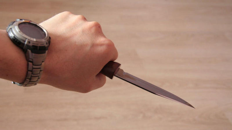 Yevlaxda çayxana sahibi müştərini bıçaqladı