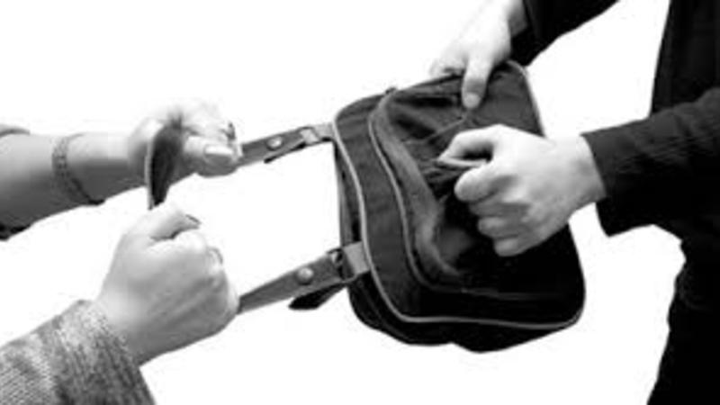 25 yaşlı qız yaşadığı binanın girişində bıçaqlandı