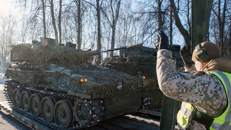 NATO tanklarını Rusiya sərhədinə topladı