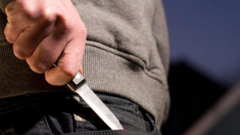 "Memar Əcəmi" metrosu yaxınlığında gənc oğlan bıçaqlandı