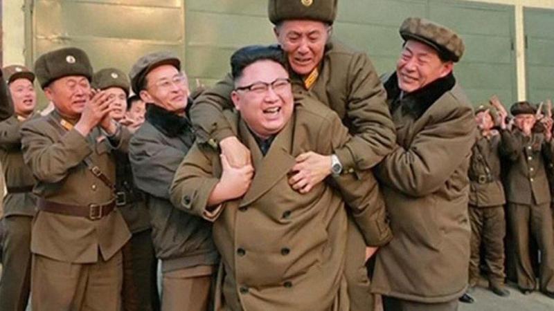 Sevindiyindən diktatorun belinə mindi