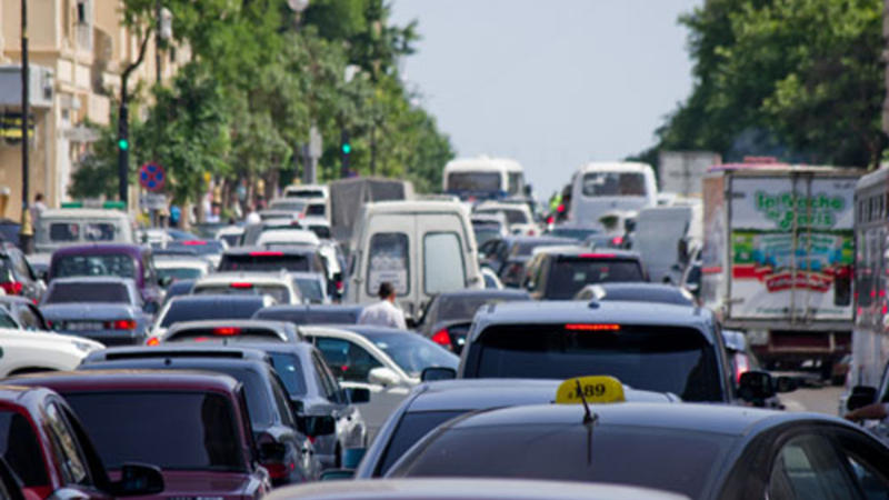 Bakıda mərkəzi yolların bağlanması nəqliyyatın hərəkətini iflic etdi
