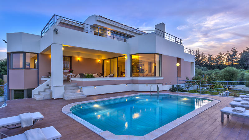 Türkiyəli müğənniyə Şüvəlanda möhtəşəm villa aldılar