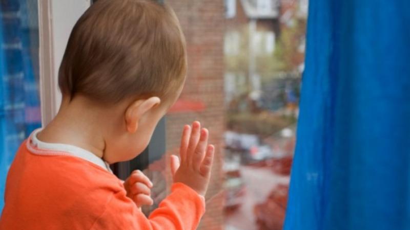 Bakıda 3 yaşlı uşaq üçüncü mərtəbədən yıxıldı