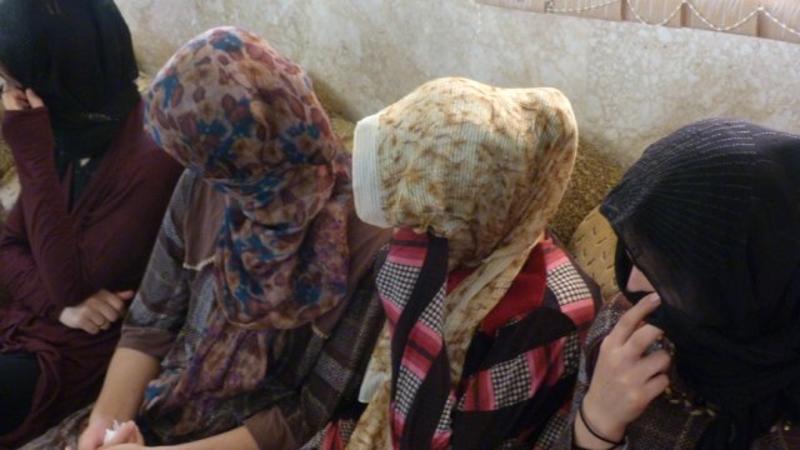 İŞİD-in seks kölələri üçün xüsusi proqramı: Şəkillərini yükləyir və...