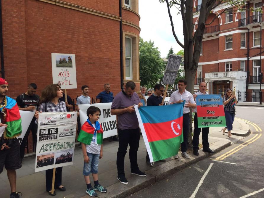 Londonda erməni səfirliyi qarşısında etiraz aksiyası keçirildi - FOTO