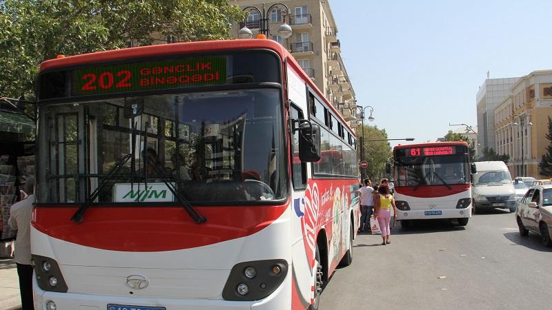 Bakıda avtobus dayanacaqda piyadanın üstünə çıxdı: ölən var