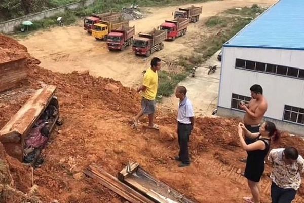 Qazıntılar zamanı ən az 100 il yaşı olduğu deyilən TABUT TAPILDI