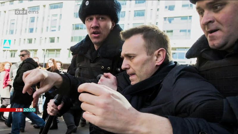 Navalnı Moskvada tutuldu - VİDEO