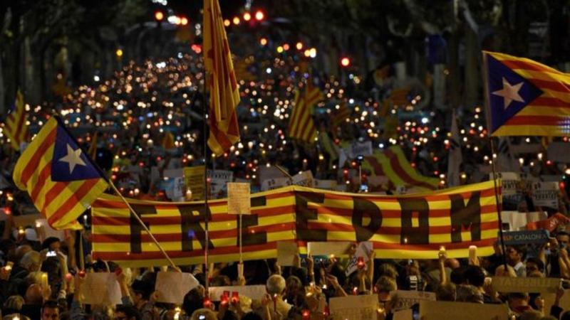 Barselonada etiraz: Liderlər həbs edildi, xalq ayağa qalxdı