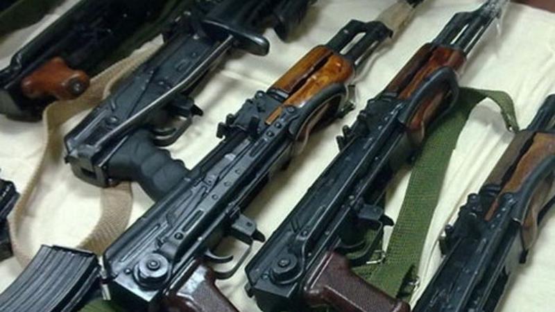 Bakıda zirzəmidə üzərində ərəb və fars dillərində yazı olan silah tapıldı