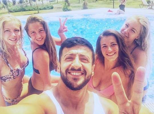Abbasın qızlarla hovuzda şəkilləri müzakirəyə səbəb oldu – FOTOLAR