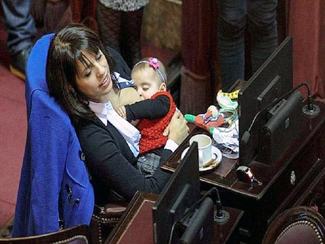 Qadın deputat parlamentin iclasında uşağını əmizdirdi - FOTOLAR