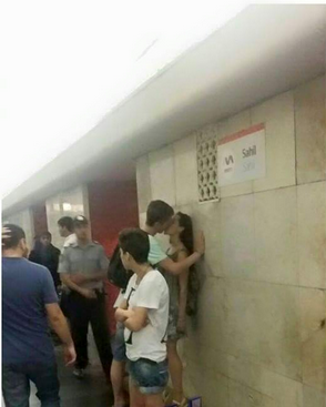 Turistlər Bakıda metroda öpüşdülər, sonra da üzr istədilər - FOTO