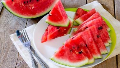 Zəhərlənməmək üçün qarpızı kəsmədən əvvəl mütləq bunu edin!