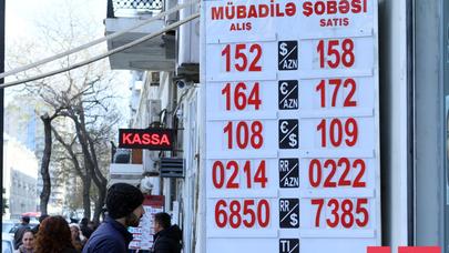 Telefon dükanı adı aldında valyuta dəyişir - VİDEO