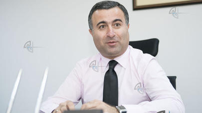 İş adamı: “Ağ köynək, qırmızı qalstukla maşını astaca sürürəm, hamı mənə baxır və...” - - FOTOLAR