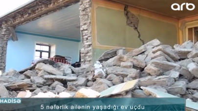 İki nəfər uçan divarın altında qaldı, biri öldü