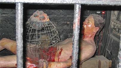 Ən vəhşi İŞGƏNCƏ ÜSULLARI: Qızların cinsiyyət orqanına, kişilərin isə... - FOTOLAR (18+)