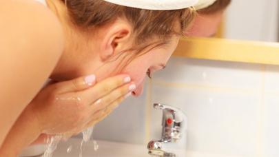 Üzü isti, yoxsa soyuq su ilə yumalı?