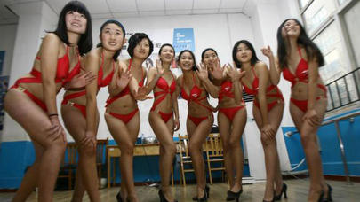 Çində bu işə götürülən qızlar MÜTLƏQ SOYUNDURULUR – FOTOLAR (18+)