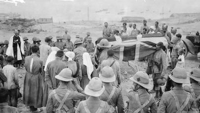 Bakıda həlak olan ingilis əsgərlərinin dəfni:1918-ci il, “Alov Qüllələri”nin ərazisi - - FOTOLAR