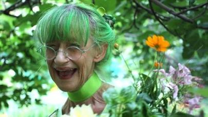 Bu qadın 20 ildi yaşıl geyinir - - FOTOLAR