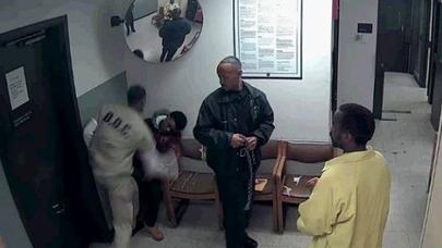 Gənc məhkum əsəbini "həmkar"ından çıxdı - - VİDEO