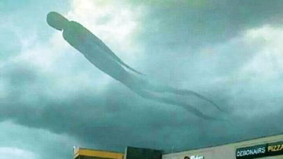 Ölkə heyrətdə: göydə 100 metrlik məxluq - - VİDEO