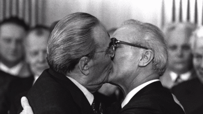 20-ci əsrin ən qalmaqallı öpüşləri - FOTOLAR