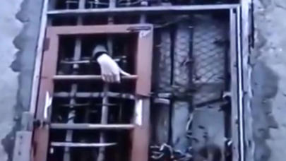 Ata-ana övladını 30 il bağlı saxladı: "Uşağın içinə cin girib"