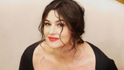 Monika Belluççi krujevalı dar qara libası ilə göz oxşadı - FOTO