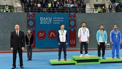 İlham Əliyev qalib gələn güləşçiləri mükafatlandırdı