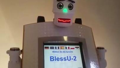 Kilsədə keşişin əvəzinə robot dua oxuyacaq - - VİDEO