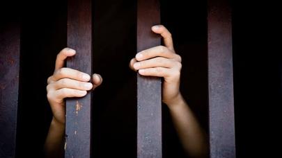 Qızlarını oğlanla görüşməsin deyə 25 il bir otağa həbs etdilər - QANDONDURAN OLAY (FOTO)