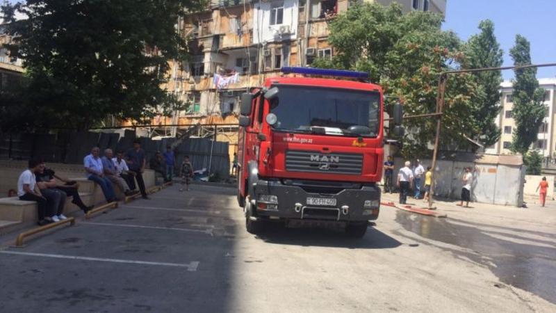 Bakıda çoxmərtəbəli binada yanğın - Sakinlər təxliyə edildi