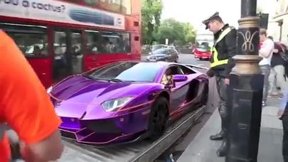 Sosial şəbəkələr bu görüntüdən danışır - “Lamborghini” qaydanı pozdu, polis isə... - - VİDEO