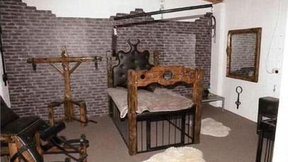 Faşistlərin seks zindanı tapıldı - - FOTOLAR