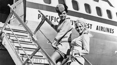 Stüardessaların 50 il əvvəlki GÖRÜNTÜLƏRİ: açıq-saçıq geyim, mini ətək... - BİHUŞ EDƏN FOTOLAR