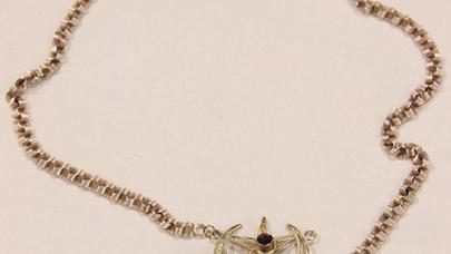 Bakı sakini 100 qramlıq qızıl boyunbağını MUZEYƏ VERDİ