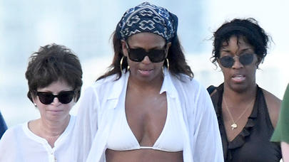 Keçmiş birinci ledi bikinili halı ilə hər kəsi HEYRƏTƏ SALDI - FOTO