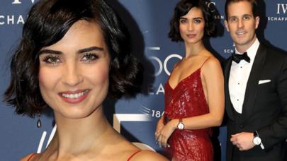 Tuba Büyüküstün qala gecəsində kürək dekoltesi ilə ovsunladı – FOTO/VİDEO