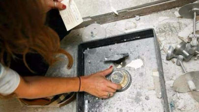 Evdən gizli seyf tapdı - İçindən çıxanlar şoka saldı - FOTOLAR