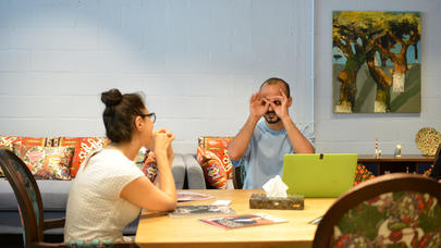 Dünyada şişləri müqəddəsləşdirən, gözlərini sərgiyə çıxaran azərbaycanlı məşhur - MÜSAHİBƏ