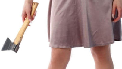 Qadının balta ilə törətdiyi dəhşətli qətllər: Əvvəlcə ərini, sonra isə oğlunu və...