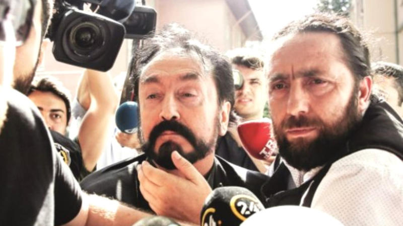 Adnan Oktara daha bir ŞOK: Vəkili cinayət başında tutuldu