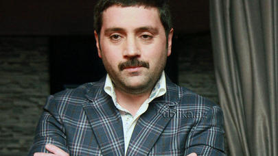 İzzət Bağırov onu sərt tənqid edən məşhur yazara CAVAB VERDİ: “O yazıçını...”