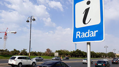 Paytaxtda maşın radarı vurub aşırdı - VİDEO