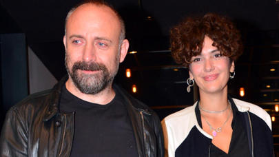 Bergüzar Korel mini ətəyi ilə göz qamaşdırdı - FOTO