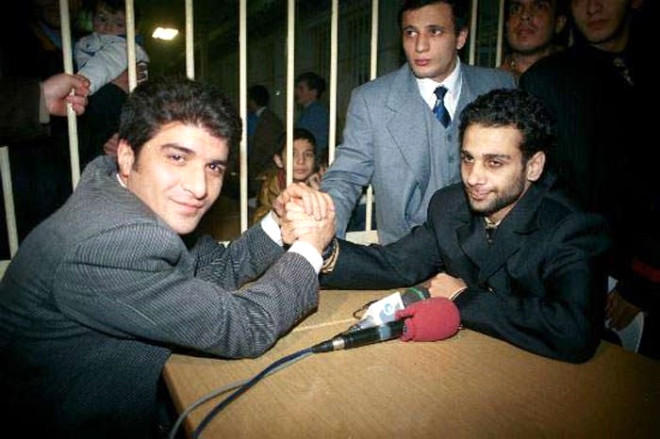 Məşhur müğənni TƏCAVÜZƏ görə həbs edildi, evlənincə azadlığa çıxdı - FOTO